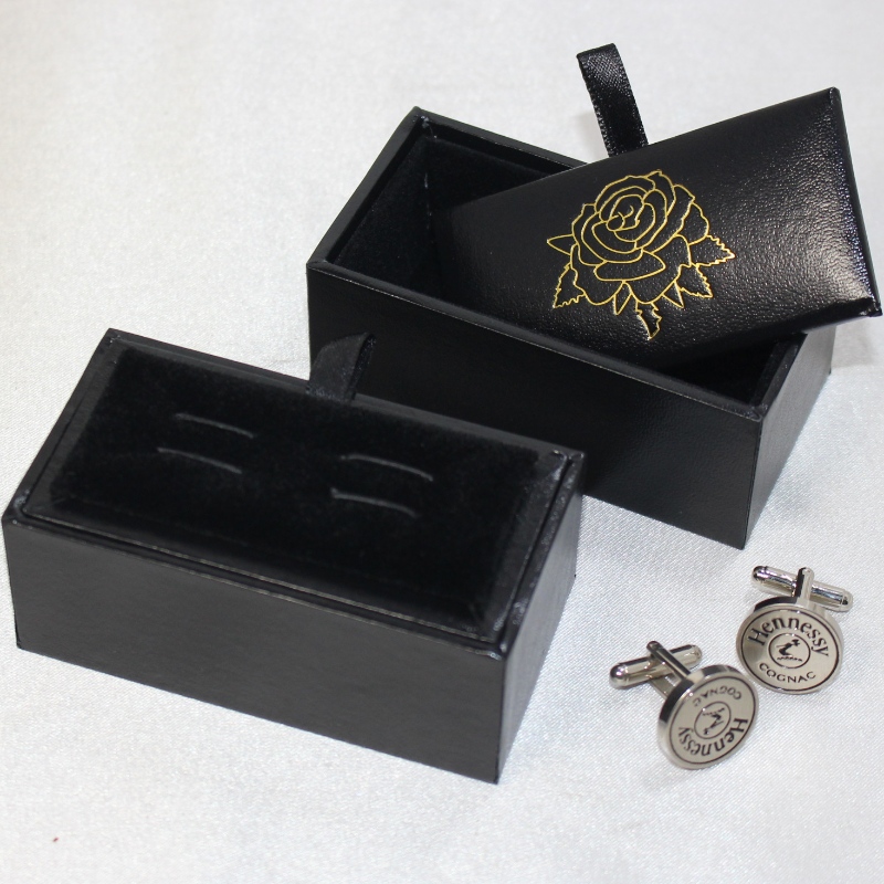 Елемент V-20 правоъгълна кожена кутия за 60-милиметрови закопчалки за ръкавели и т.н.85*45*36, тегло около 55г