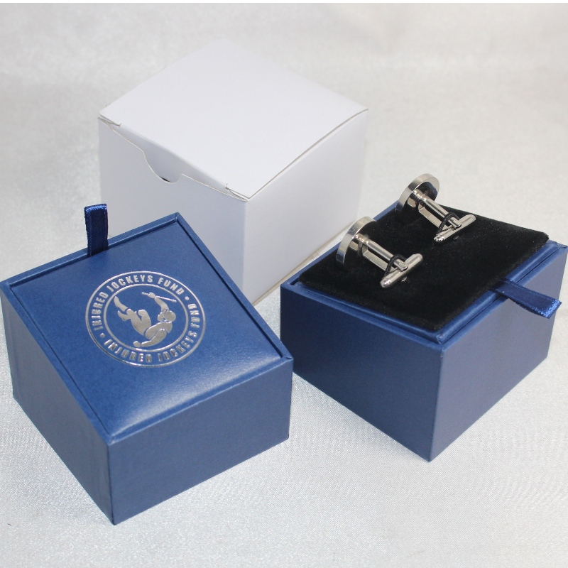 Артикул V-20X квадратна кожена PU кутия за двойка щипки за вратовръзки или двойка ръкавели и др. Мм. 64 * 64 * 50, тежести около 64гр