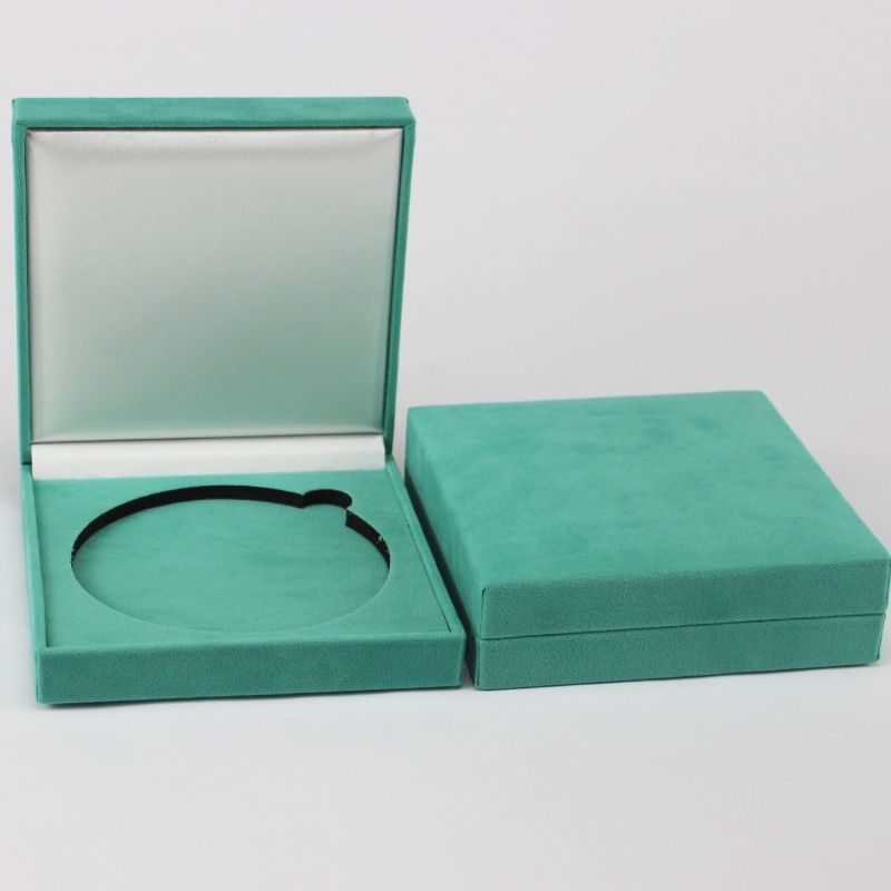 Артикул V-22S квадратна фланелетна кутия за монета 90 * 90 мм, значка ＆ медал и др. Mm.128 * 128 * 34, тегло около 170 г