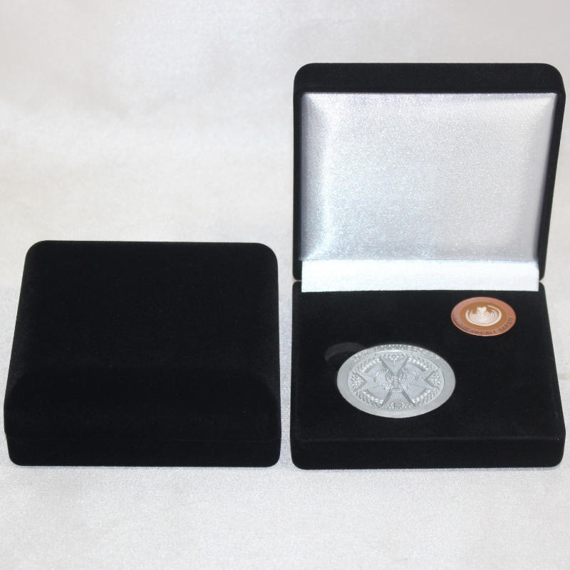 Артикул D-33L, кадифена кутия с кръгла форма за монета, медал и значка, мм. 100 * 100 * 39мм, тегло около 96гр