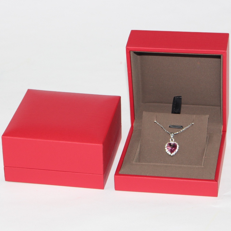 Изискана кутия за опаковане на бижута с високо качество, кутия с червени бижута. Размерът е 90*90*45mm.