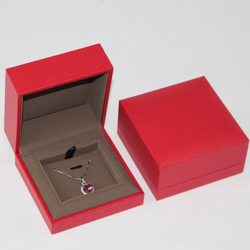 Изискана кутия за опаковане на бижута с високо качество, кутия с червени бижута. Размерът е 90*90*45mm.