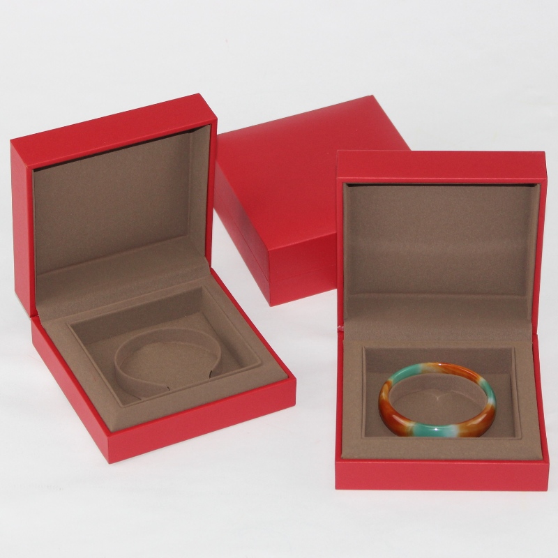 Изискана кутия за опаковане на бижута с висококачествена червена гривна за бижута, с пяна от гъба, размерът е 115*115*45mm