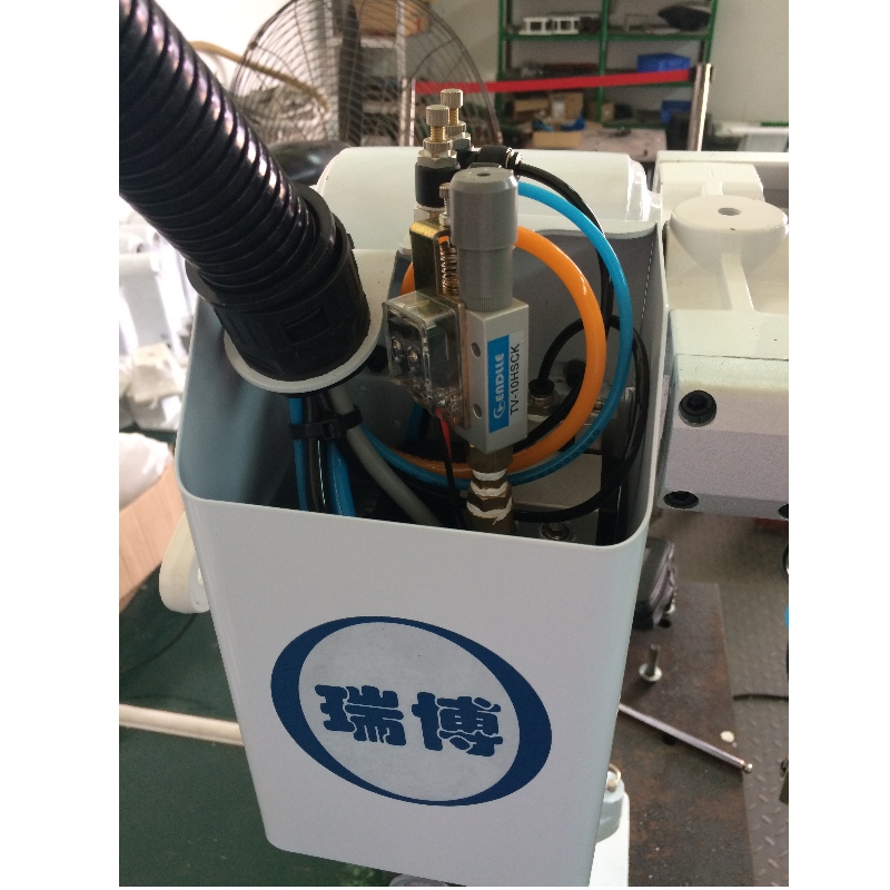 Фабричен индустриален манипулатор с радиално люлеещо рамо за инжектиране на робот
