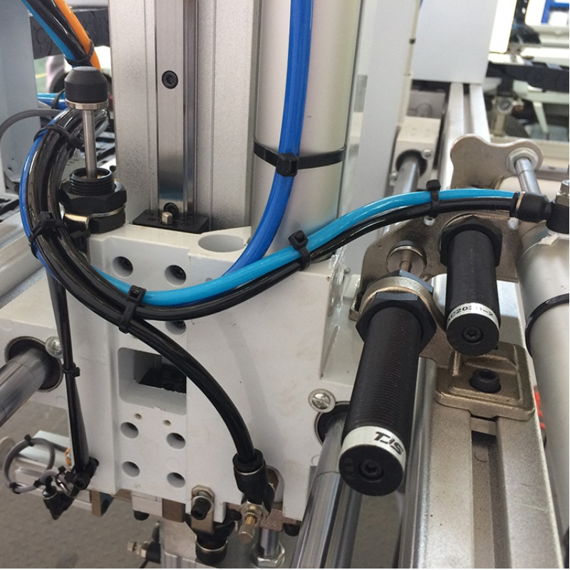 China Low Price Robotic Arm Manipulator with Servo Motor for Intection Molding Machine