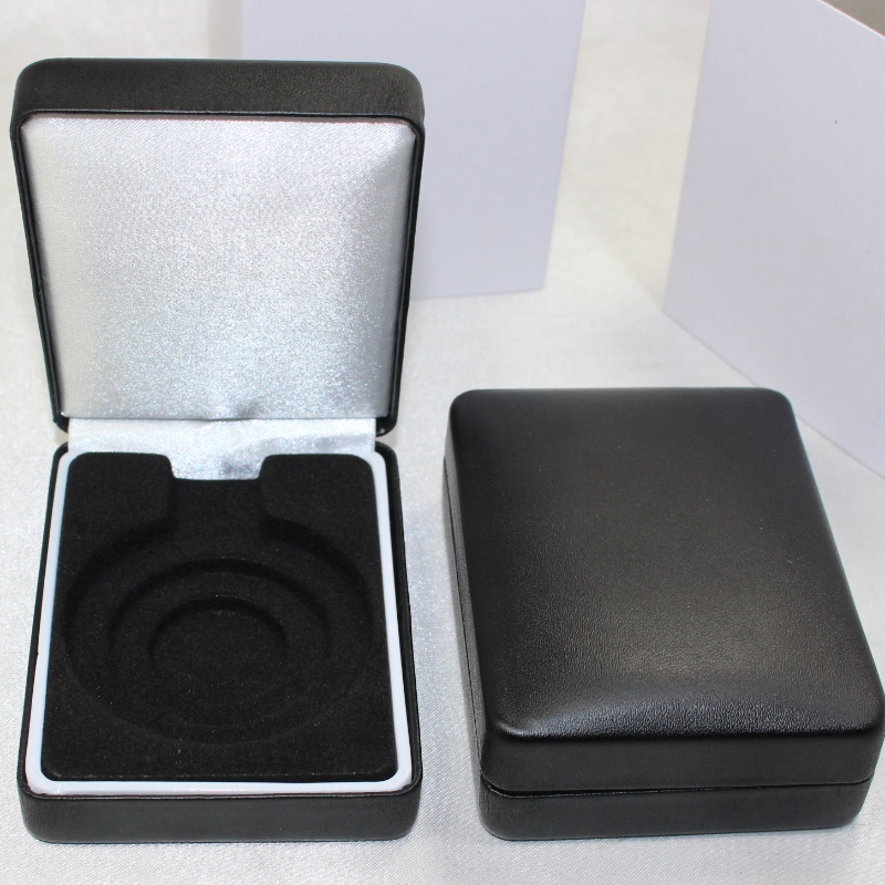 Артикул T-03 медална кутия, покрита с фланелет или PU кожа за 35-50 мм монета, значка ＆ малък медал и др. Mm.70 * 91 * 35 mm, тегло около 92 g