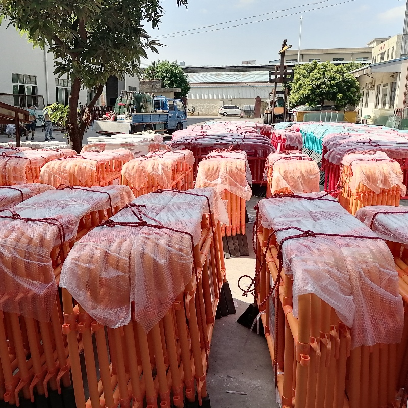 Пешеходна бариера за концерти, спортни събития и паради пластмасова барикада PVC паркинг бариера превозно средство пътна бариера