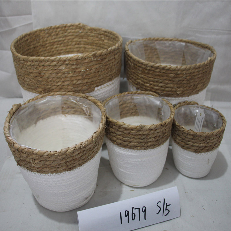 Естествена ръчно изработена растителна кошница, изработена от сламена опашка