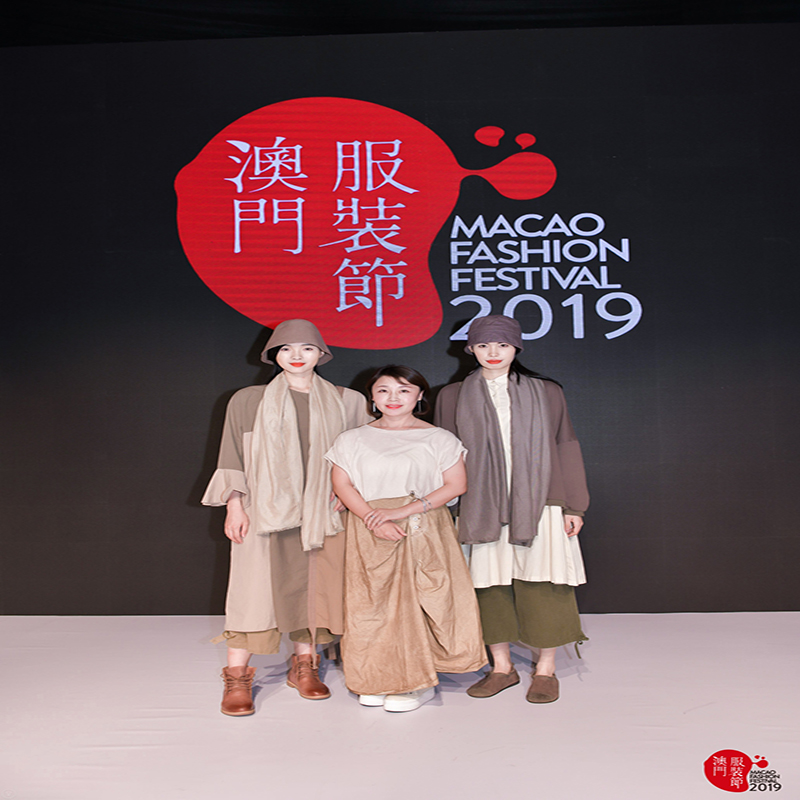 Ретро и елегантно, проверете блузите, карените панталони, Plaid пола, Plaid елементи никога не са мазнини.