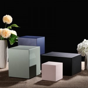 Черни метални урни за човек