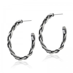 Корейската версия на модата и красивите обеци