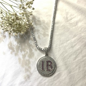 Модно кръгло писмо гравирано диамантено висулка с верига