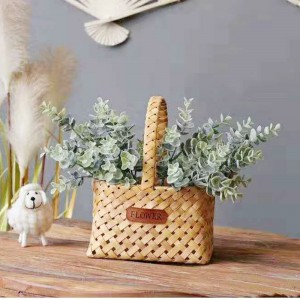 Работете с кошницата на цветята