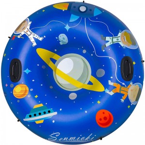 Зима на открито играчки родител-дете сгъстено студено устойчиво пространство надуваема снежна тръба