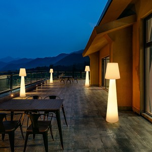 Фестивален декоративен полиетилен на открито LED стоящ етаж лампа за градинско парти за морава и декорация на събития на открито о...