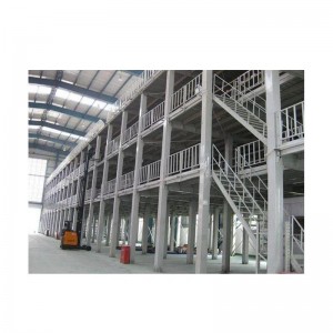 Стоманена платформа и стълби