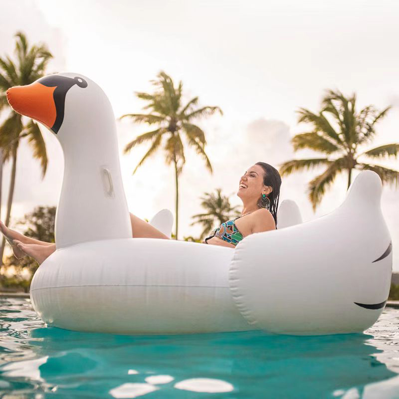 Как да почистите плаващи басейни, така че те да издържат през цялото лято по?