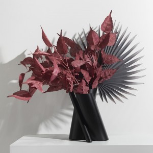 Черна наклонена ваза