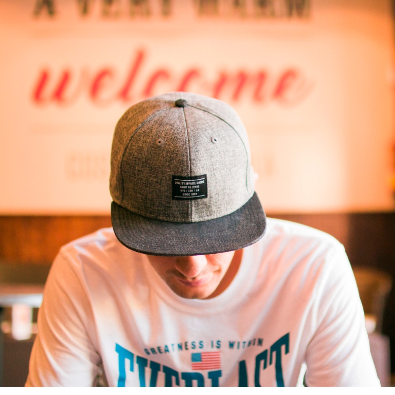 Каква е разликата между Snapbacks и шапки на камиони?