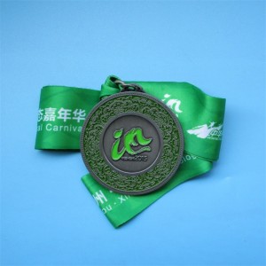 Медали спортуват антични метални медали