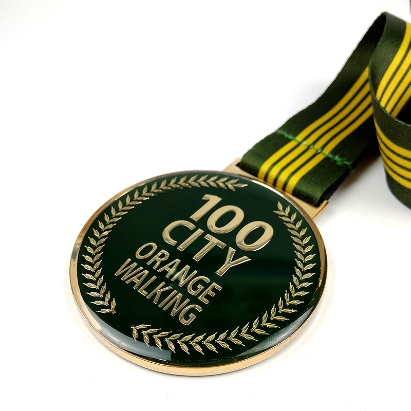 Персонализирани медали за гледане на Yo Kai, дадени на цивилни медали за ходене