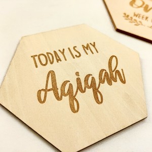 Дървен крайъгълен картичка дървена лазерна издълбана многоъгълна бебешка бебе първа рожден ден сувенир бебешки месец карта