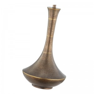 Декоративна антична желязна лампа за маса в общественото пространство