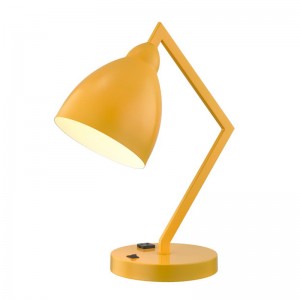 Настолна лампа с неподвижна метална ръка и глава с интегриран изход за захранване и на/off Rocker Switch в основата за стаята