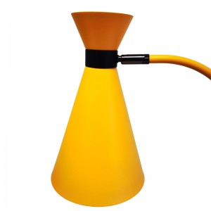 Две настолна лампа с черно и светло жълто покритие, на/off рокер превключвател и два удобни търговски обекта в стаята