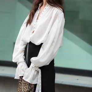 Френска бяла риза с дълги ръкави 2023 Нов разгънат ръкав тънък темперамент V-образно декол