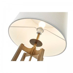 Диван на хотел Hyatt до подова лампа с антично златно покритие в стаята