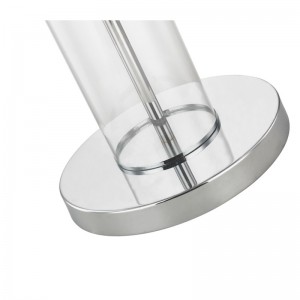 Хотелска метална лампа с полиран хромиран покрив на диван до стаята