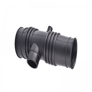 Универсален маркуч за всмукване на въздух на черния автомобил