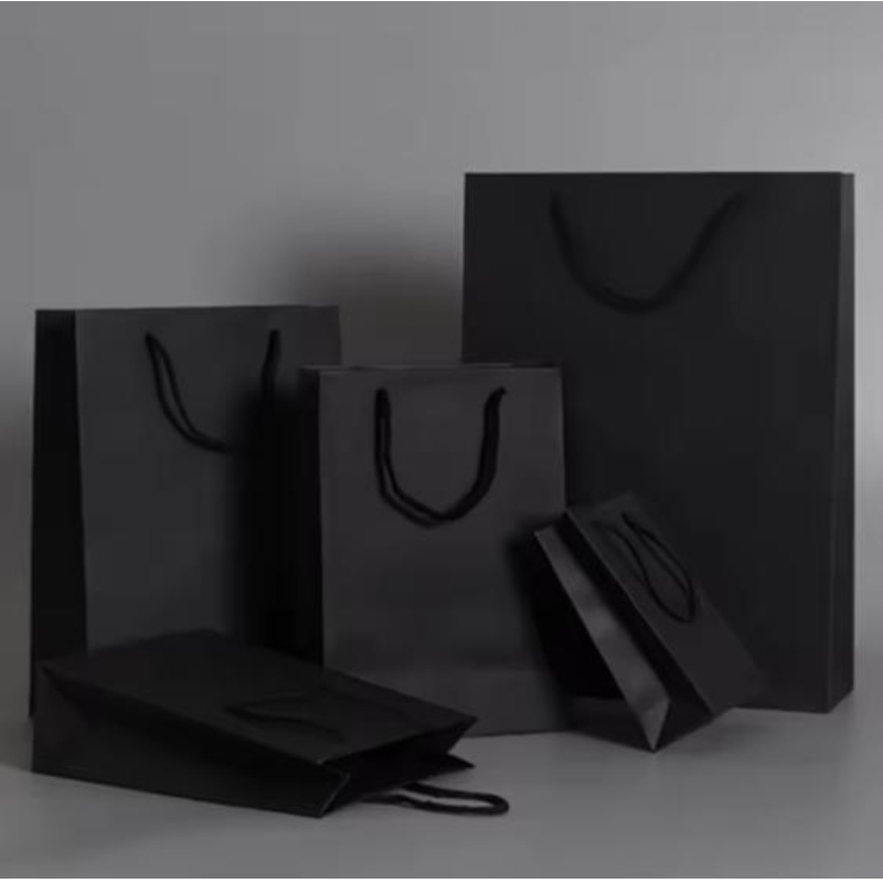 Луксозни черни опаковки хартиени торбички отпечатани персонализирани дрехи за пазаруване на копаене на бижута за бижута за вино за вино