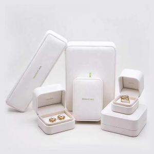 Персонализирани кожени луксозни обеци за колие от гривна