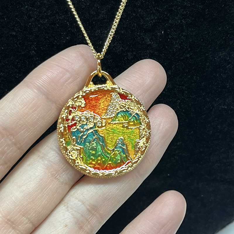 Ръчно изработено Cloisonné емайл пейзаж висулка колие с 18k златно покритие & Гравиран двоен-Сайд дизайн